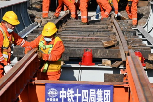 膠濟鐵路青島海岸路鋼梁橋鋼梁更換作業(yè)